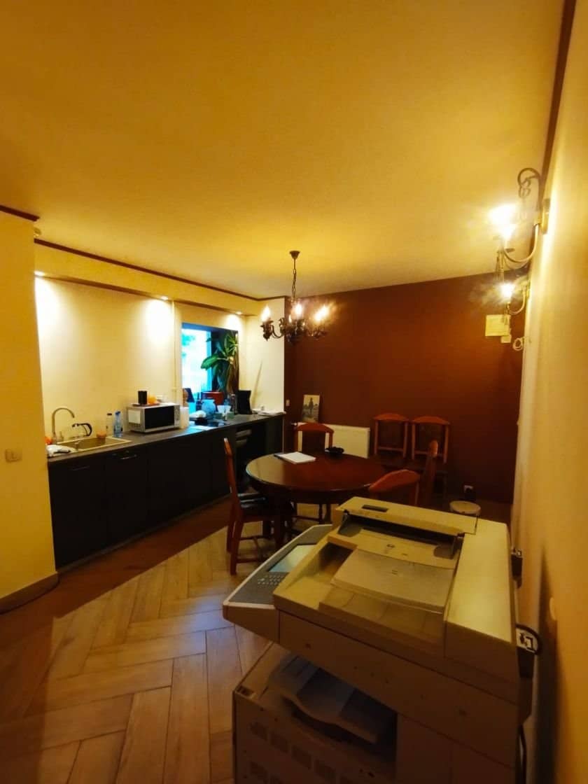 SE VINDE APARTAMENT 3 CAMERE SPATIOS SI RENOVAT IN ZONA PIATA RAHOVA — fotografia 10 din 13