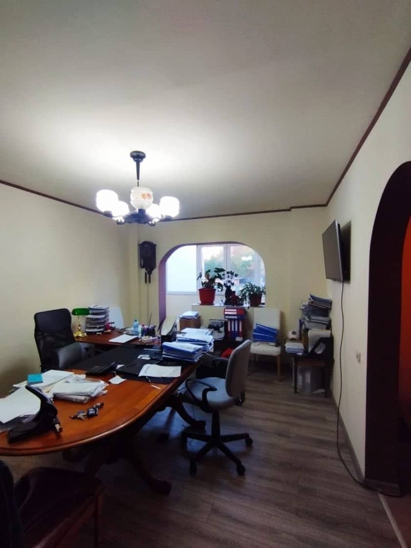 SE VINDE APARTAMENT 3 CAMERE SPATIOS SI RENOVAT IN ZONA PIATA RAHOVA — fotografia 8 din 13
