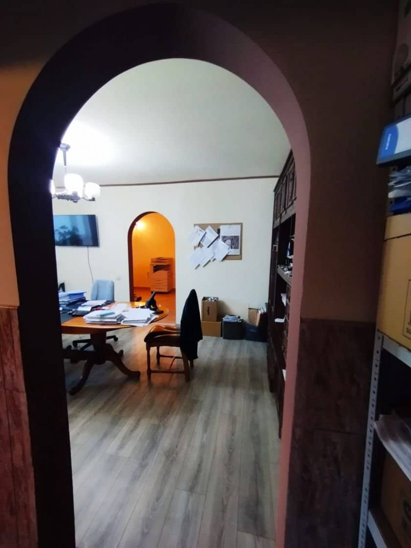 SE VINDE APARTAMENT 3 CAMERE SPATIOS SI RENOVAT IN ZONA PIATA RAHOVA — fotografia 3 din 13