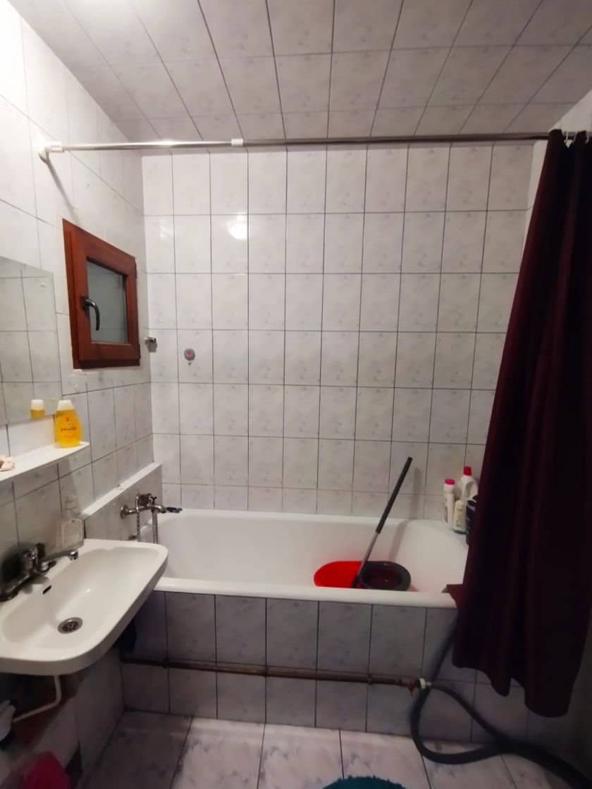 SE VINDE APARTAMENT 3 CAMERE SPATIOS SI RENOVAT IN ZONA PIATA RAHOVA — fotografia 4 din 13