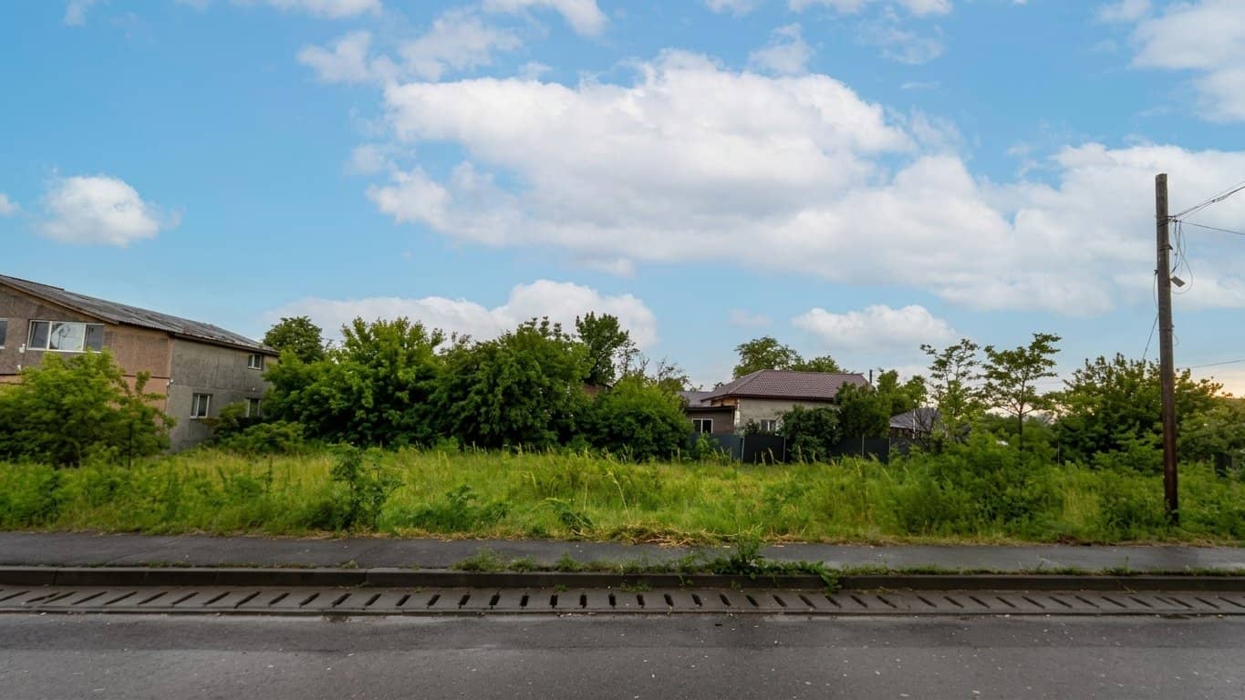 Teren intravilan 1100 mp, deschidere stradală 45 m — fotografia 1 din 4