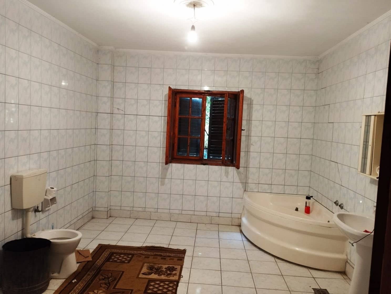 SE VINDE CASA FOARTE SPATIOASA CU TEREN 1200 MP IN LOCALITATEA CALUGARENI GR — fotografia 8 din 9
