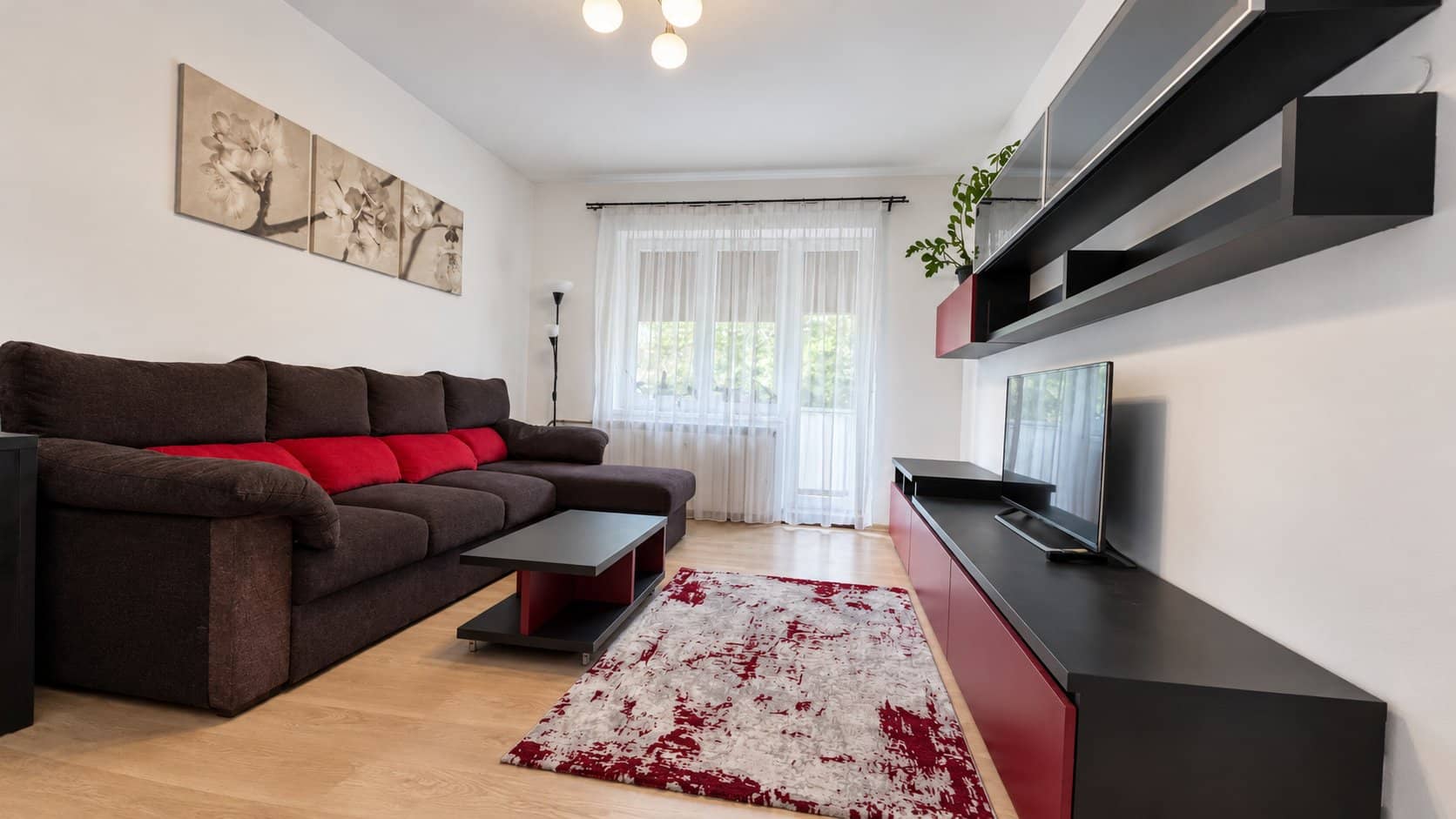 3 camere decomandate Două balcoane Parcare inclusă - Titan–Basarabia — fotografia 1 din 16