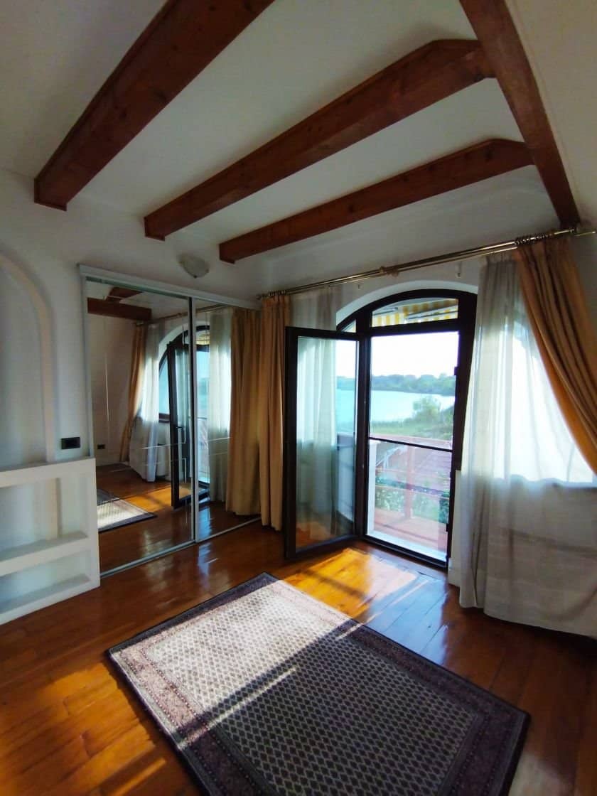 SUPER OCAZIE SE VINDE VILA DE LUX SI CASA DE OASPESTI IN BALOTESTI LA LAC 554000Euro — fotografia 23 din 59