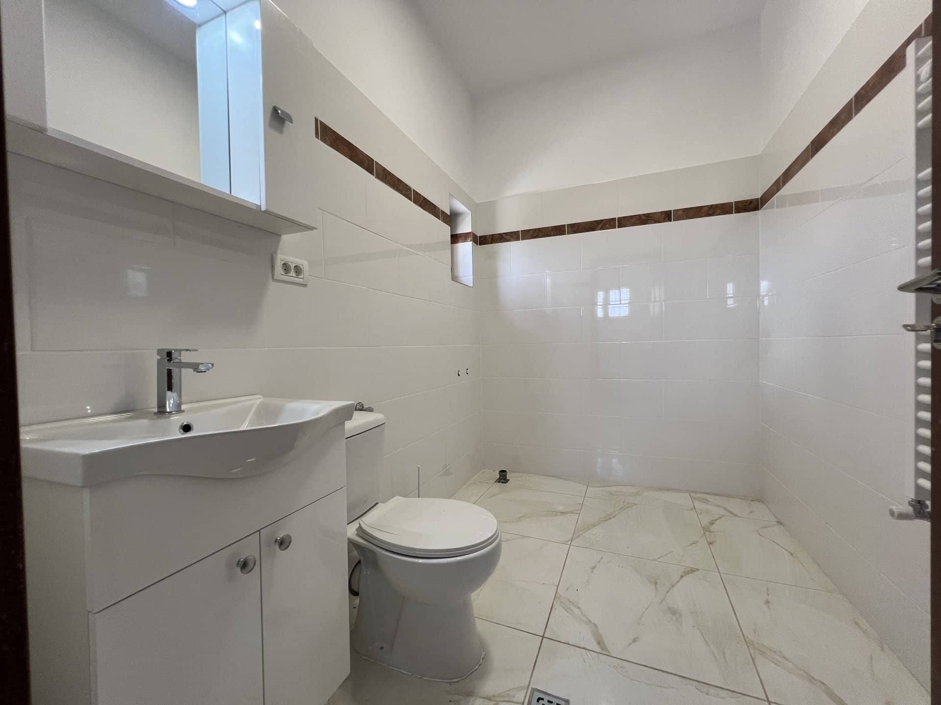 Casa noua de colt- Frumusani - Orasti. 4 camere. 500 mp teren. — fotografia 14 din 19
