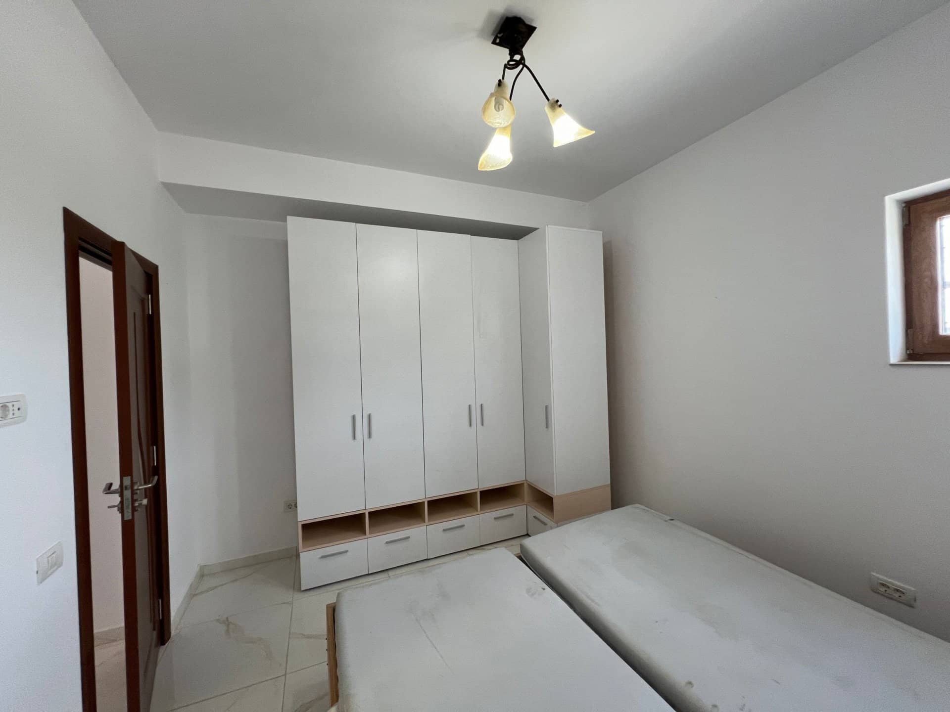 Casa noua de colt- Frumusani - Orasti. 4 camere. 500 mp teren. — fotografia 3 din 19