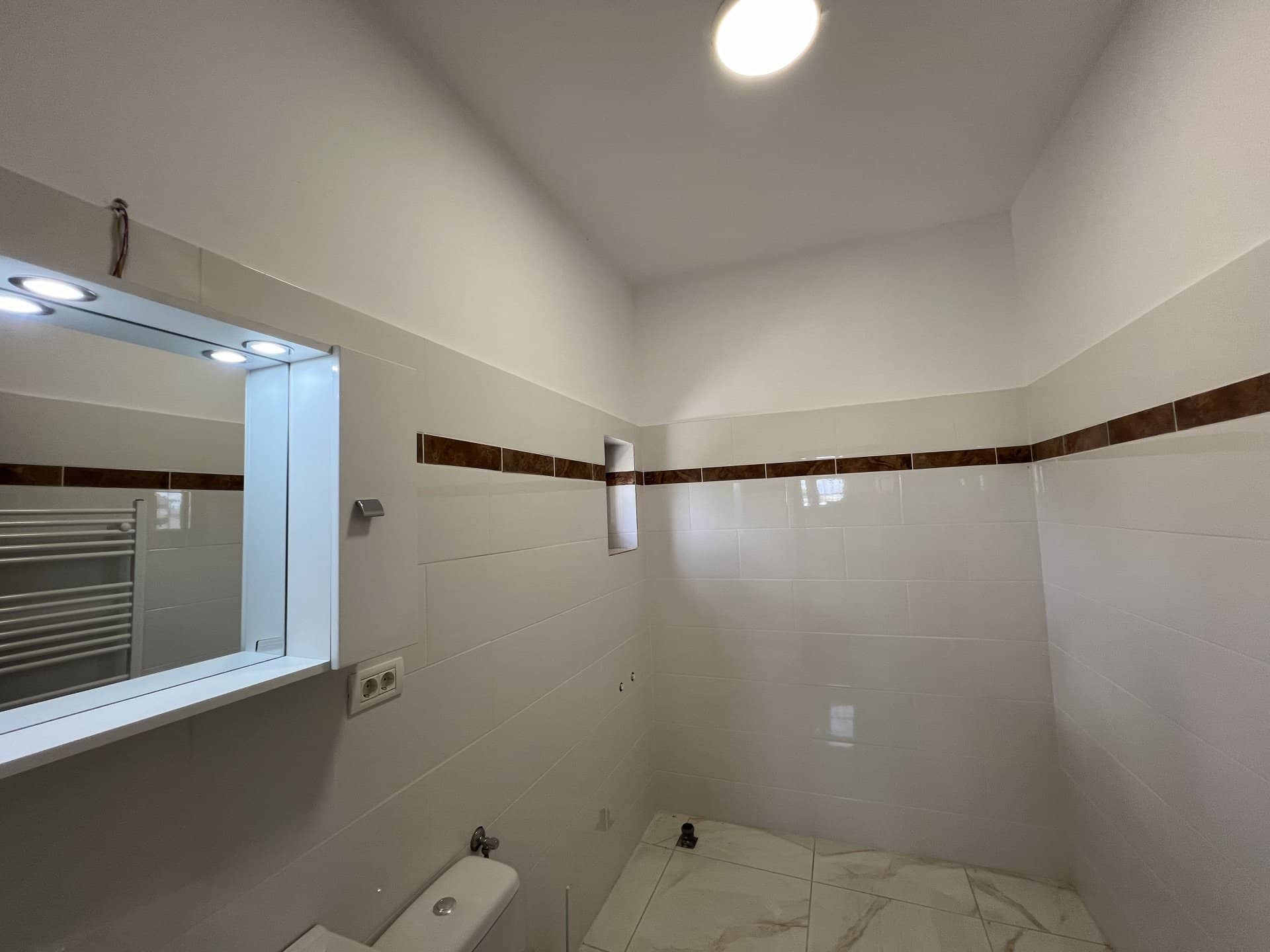 Casa noua de colt- Frumusani - Orasti. 4 camere. 500 mp teren. — fotografia 6 din 19