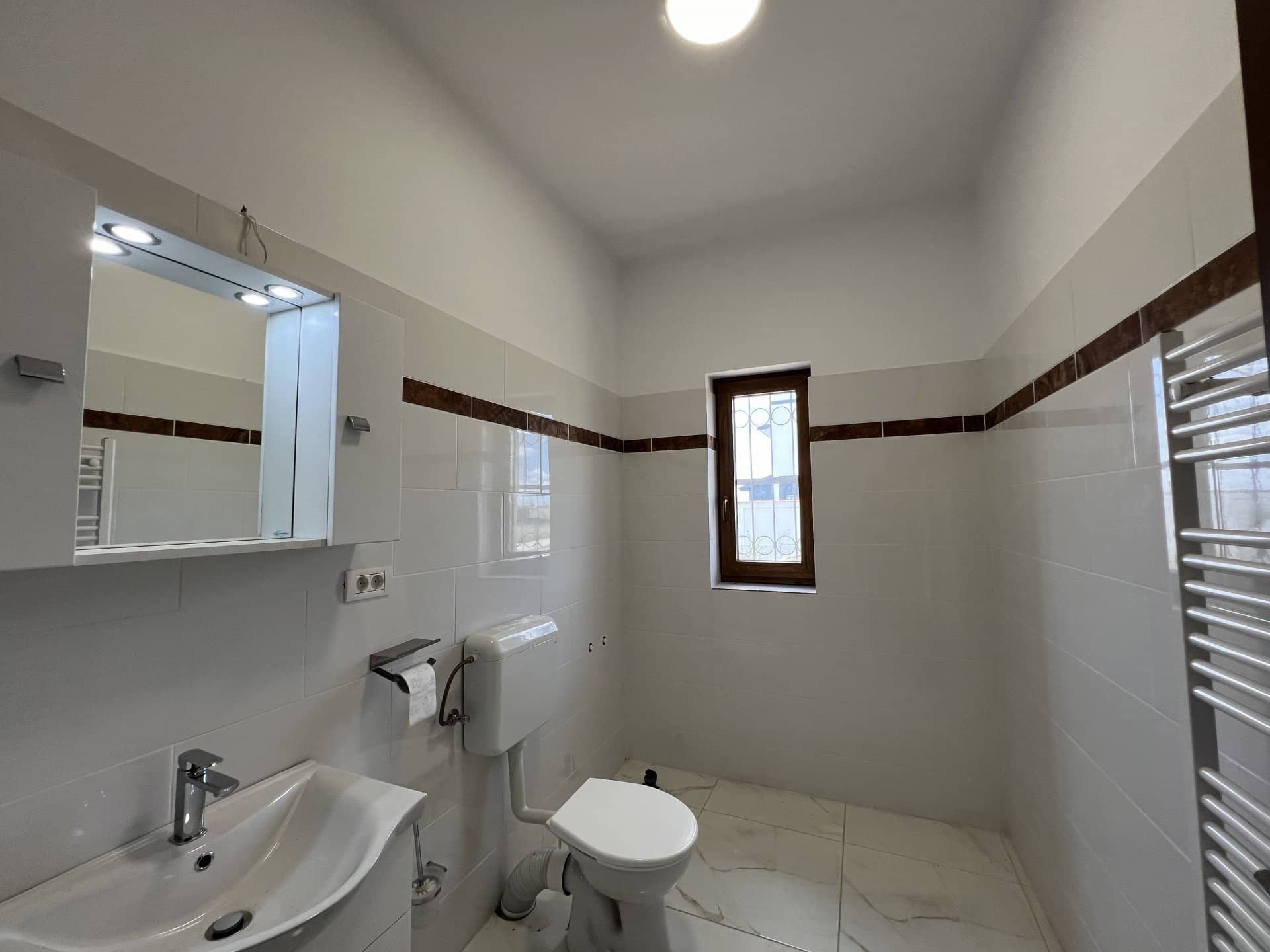 Casa noua de colt- Frumusani - Orasti. 4 camere. 500 mp teren. — fotografia 16 din 19