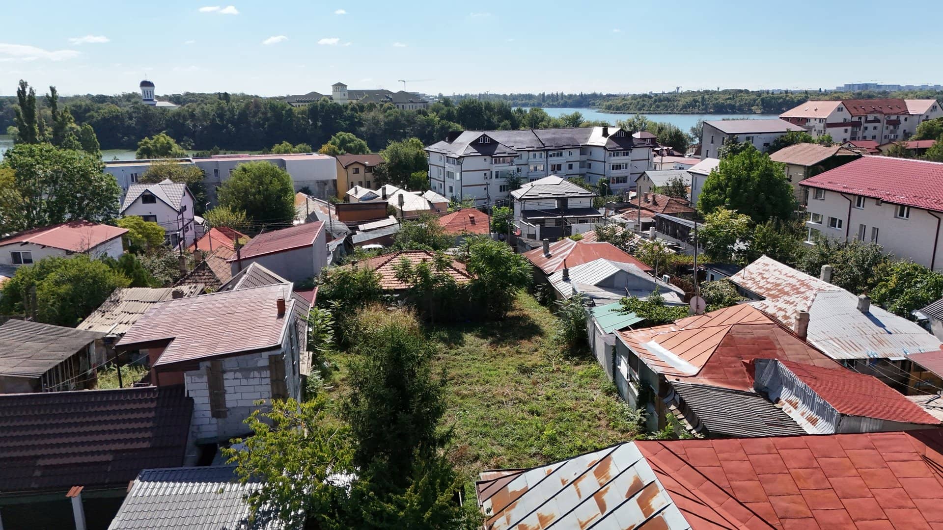 Teren de casa langa lac si metrou — fotografia 9 din 12