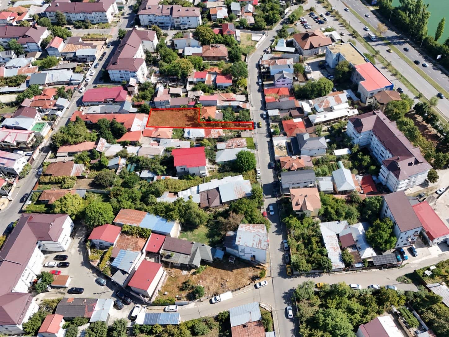 Teren de casa langa lac si metrou — fotografia 5 din 12