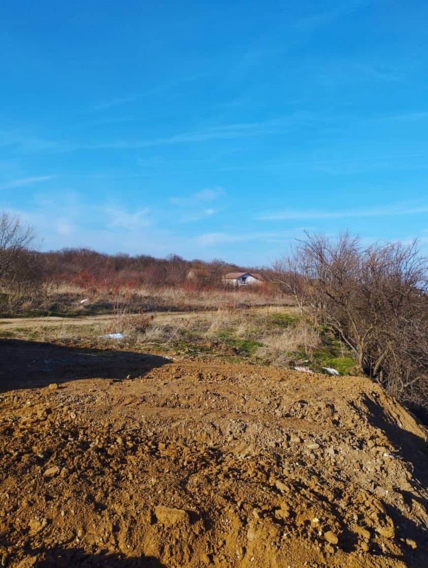 TEREN CU DESCHIDERE LA APA IN CALDARARU — fotografia 7 din 7