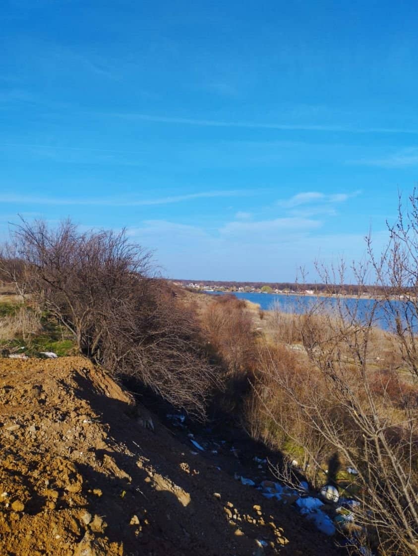 TEREN CU DESCHIDERE LA APA IN CALDARARU — fotografia 4 din 7