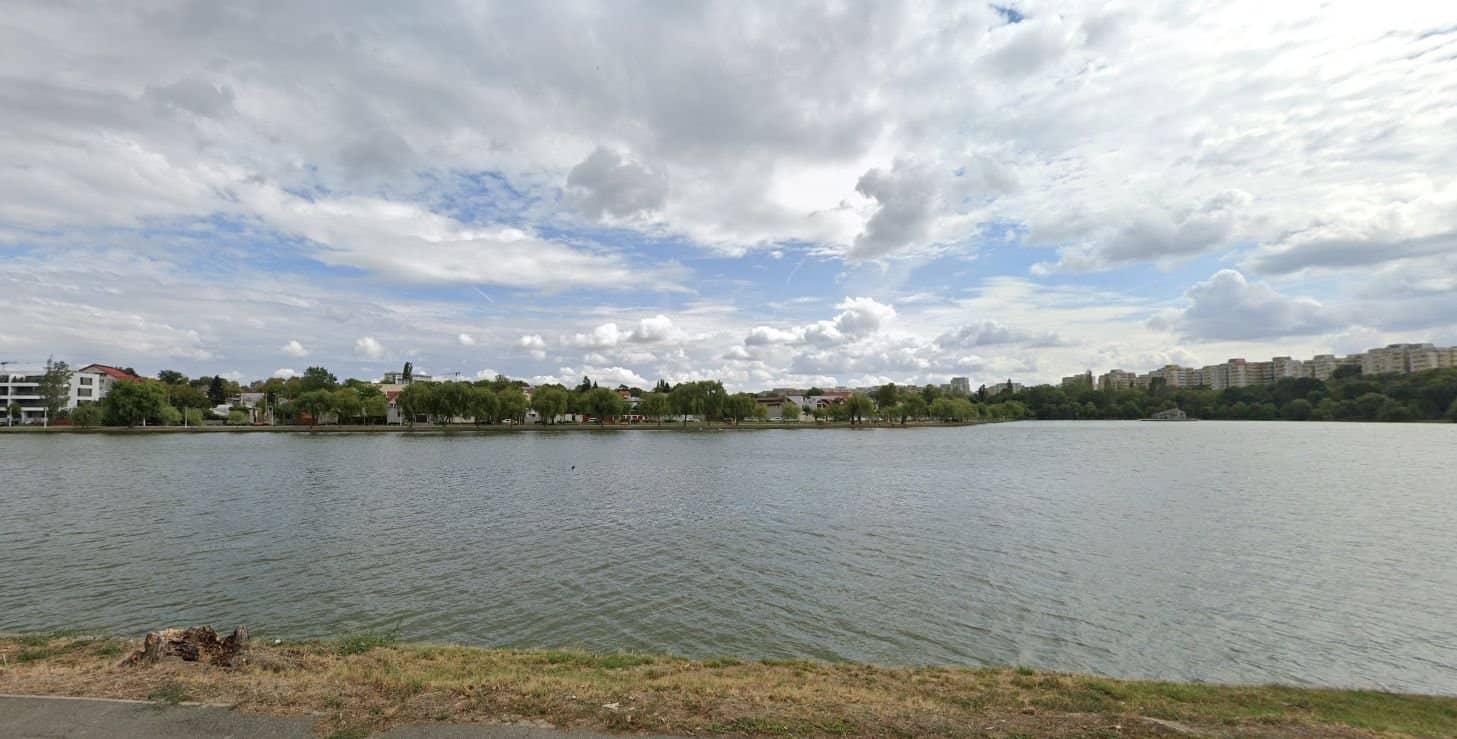 VAND TEREN INTRAVILAN 300 MP CU 2 DESCHIDERI LANGA LACUL TEI — fotografia 3 din 5
