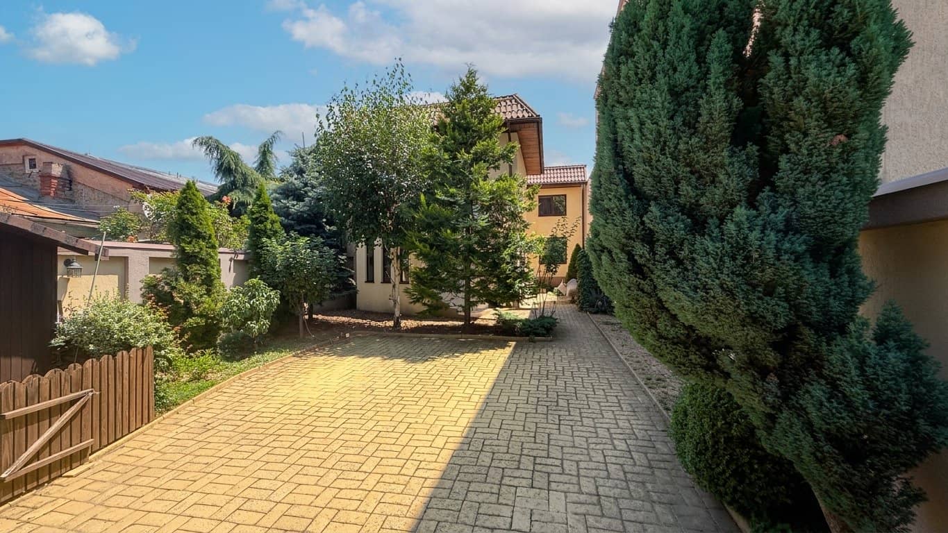 Casă individuală cu 4/5 locuri de parcare în Domenii — fotografia 1 din 18