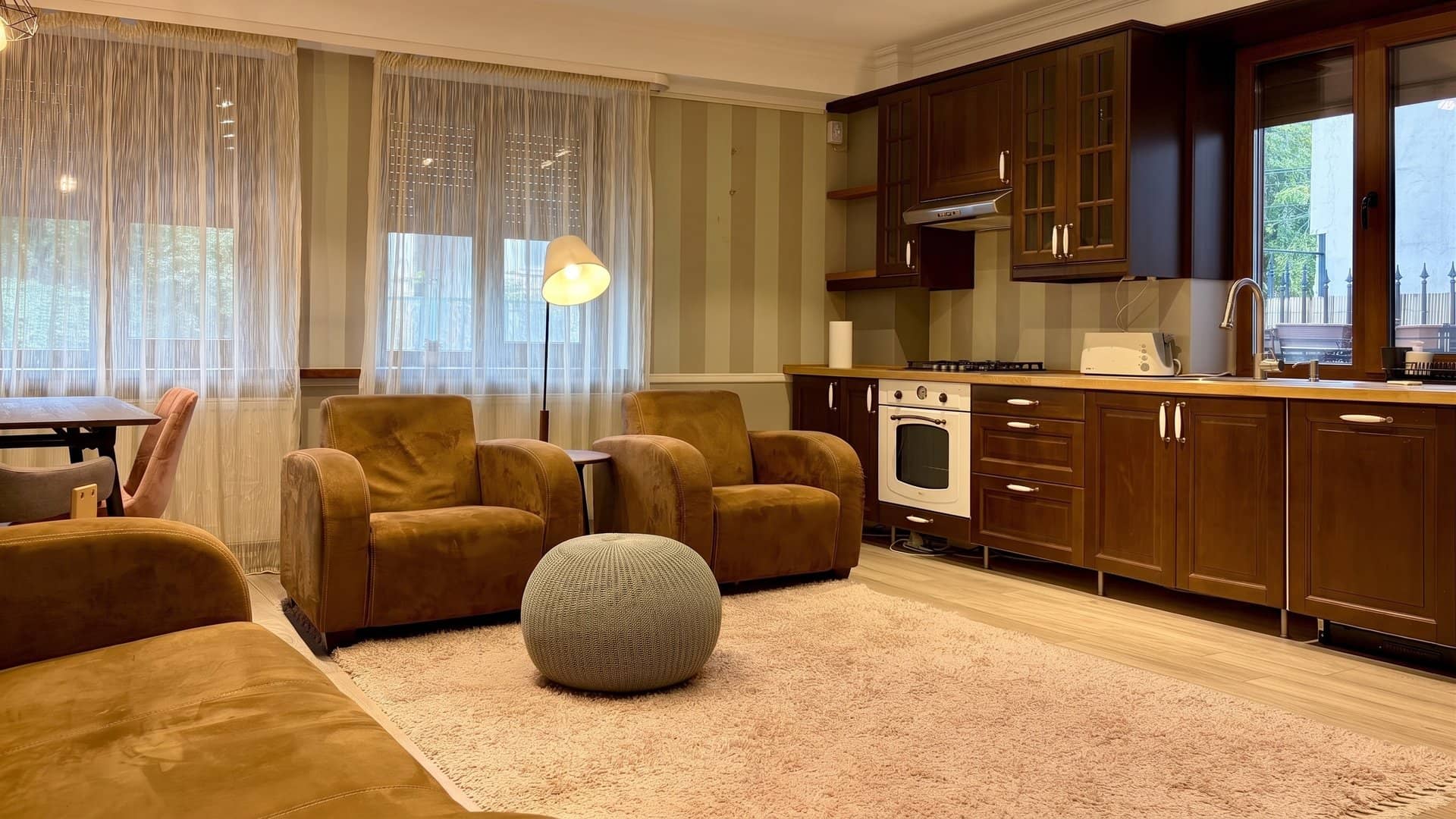 Casă cu design aparte | 4 camere | Demisol și mansardă înaltă | Centrală Proprie — fotografia 1 din 17