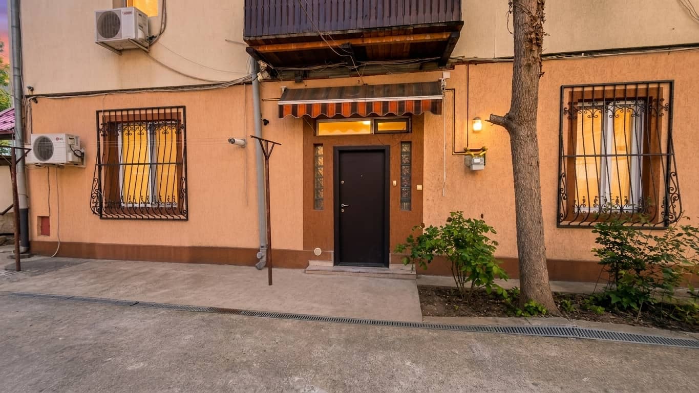 Apartament 2 camere, parter, curte comună închisă, ultracentral — fotografia 1 din 10
