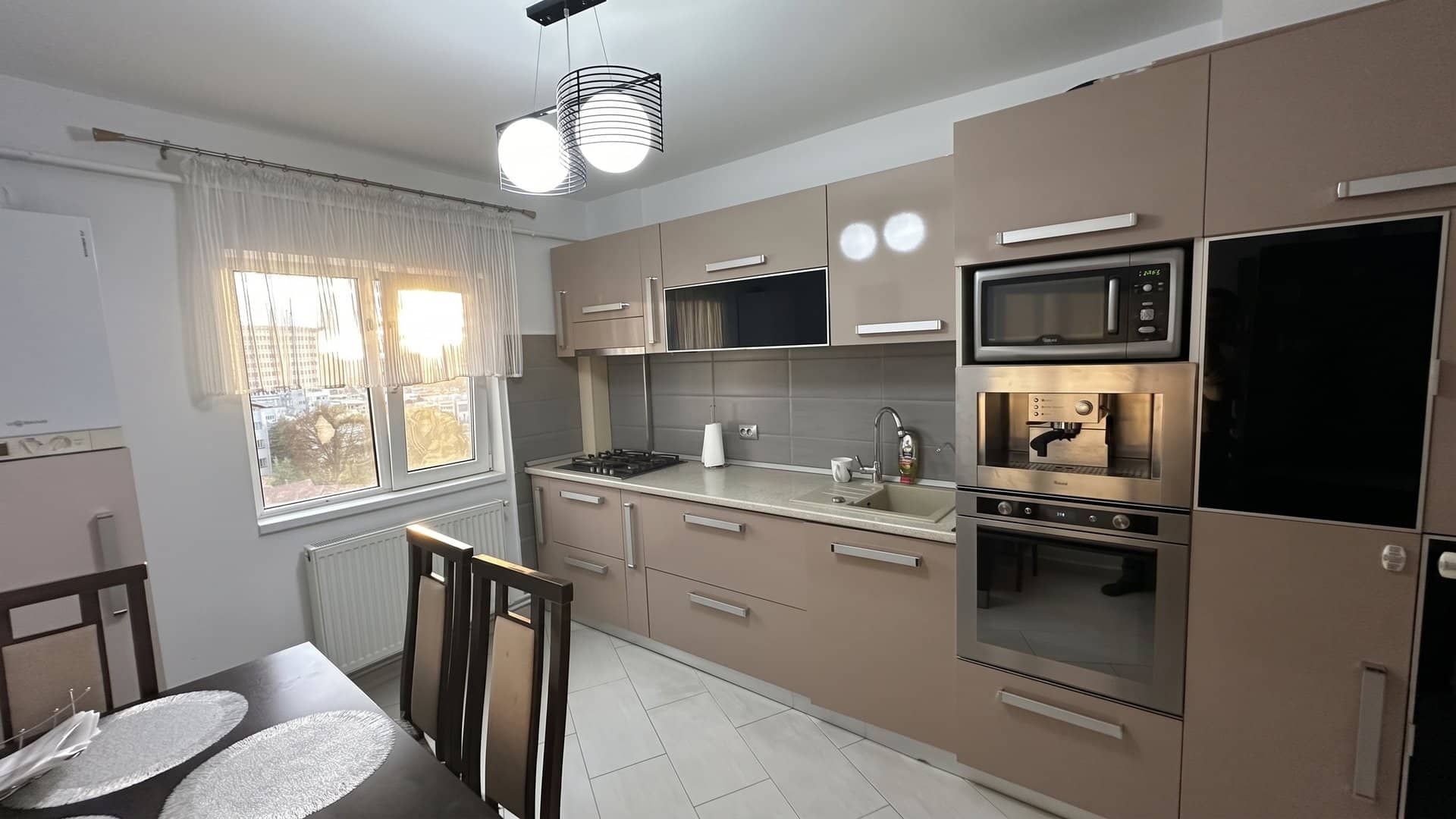 3 camere Ultracentral, decomandat, centrală proprie, loc de parcare, lift nou — fotografia 6 din 21