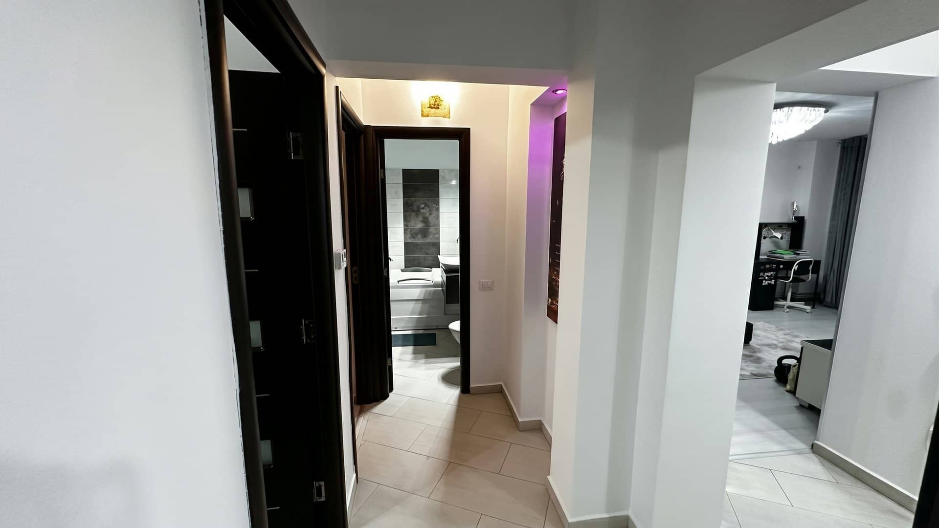 3 camere Ultracentral, decomandat, centrală proprie, loc de parcare, lift nou — fotografia 18 din 21