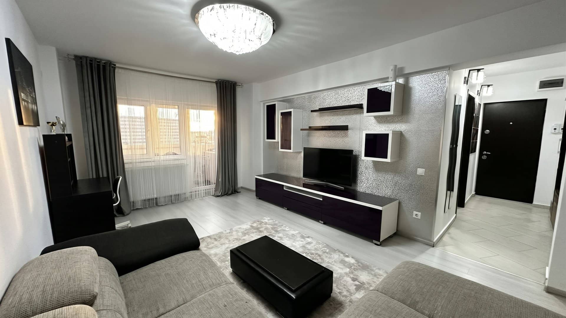 3 camere Ultracentral, decomandat, centrală proprie, loc de parcare, lift nou — fotografia 3 din 21