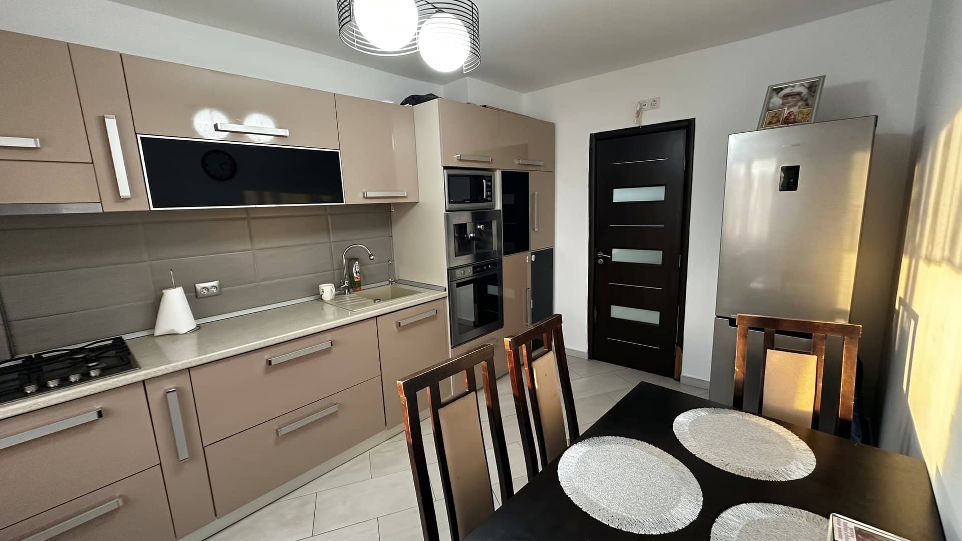 3 camere Ultracentral, decomandat, centrală proprie, loc de parcare, lift nou — fotografia 4 din 21