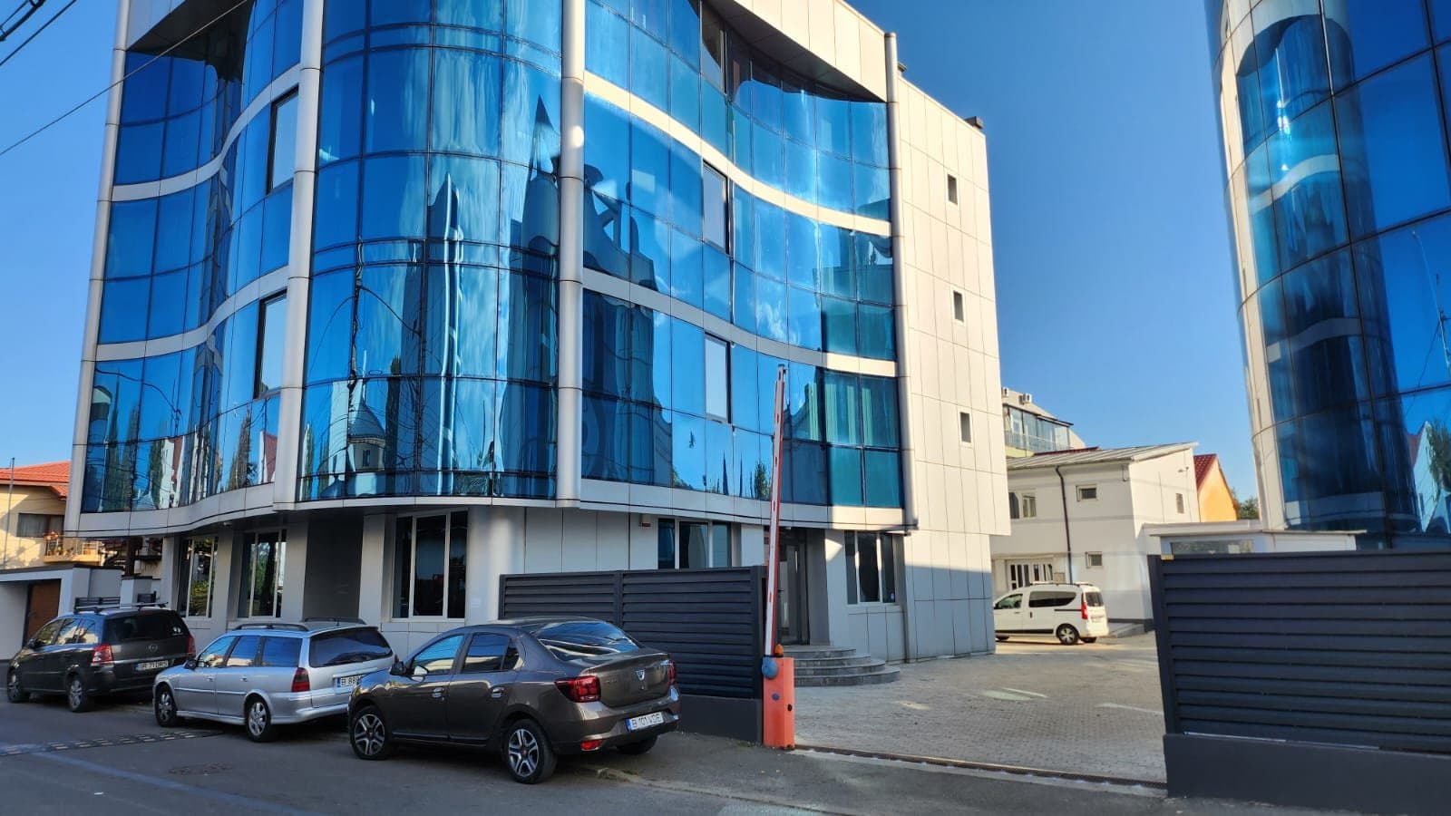 Spațiu premium birouri/clinică, 2 corpuri,12 parcări, lift, terasă - 7200 E