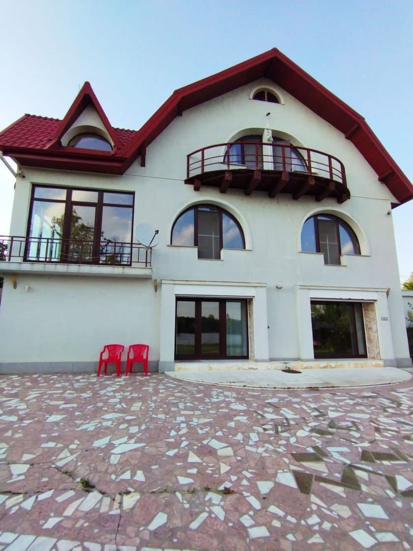 SUPER OCAZIE SE VINDE VILA DE LUX SI CASA DE OASPESTI IN BALOTESTI LA LAC 554000Euro