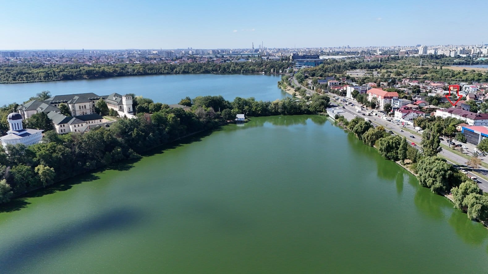 Teren de casa langa lac si metrou — fotografia 1 din 12