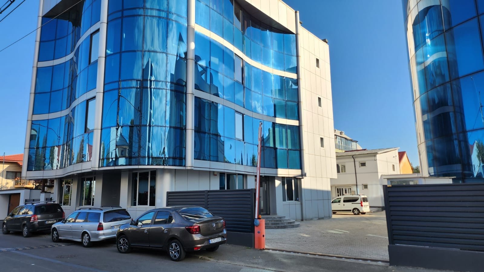 Spațiu premium birouri/clinică, 2 corpuri,12 parcări, lift, terasă - 7200 E — fotografia 1 din 34