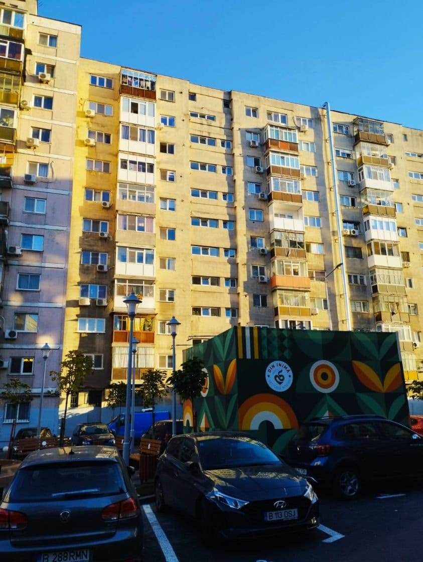 SE VINDE APARTAMENT 3 CAMERE SPATIOS SI RENOVAT IN ZONA PIATA RAHOVA — fotografia 1 din 13