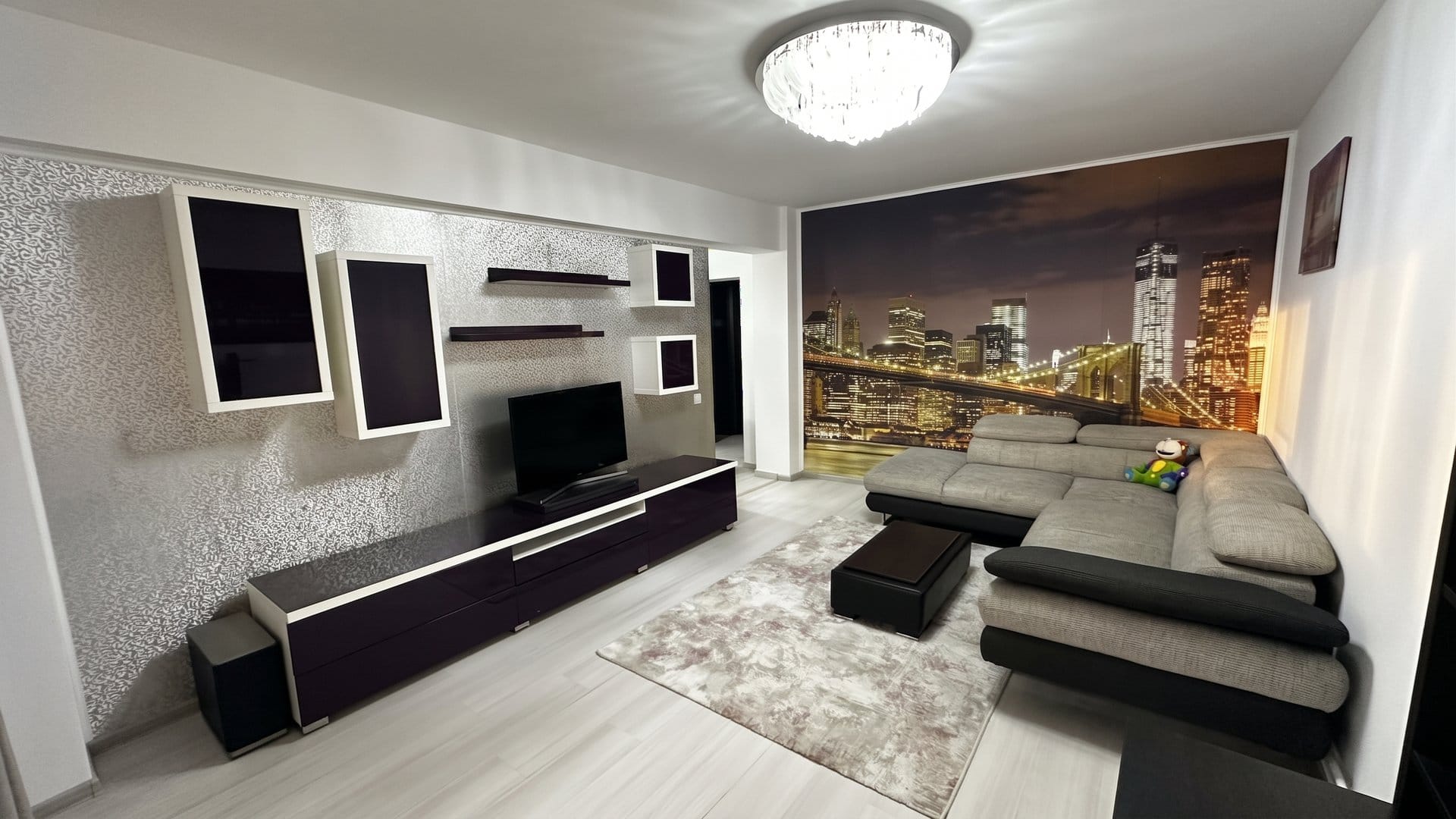 3 camere Ultracentral, decomandat, centrală proprie, loc de parcare, lift nou — fotografia 1 din 21