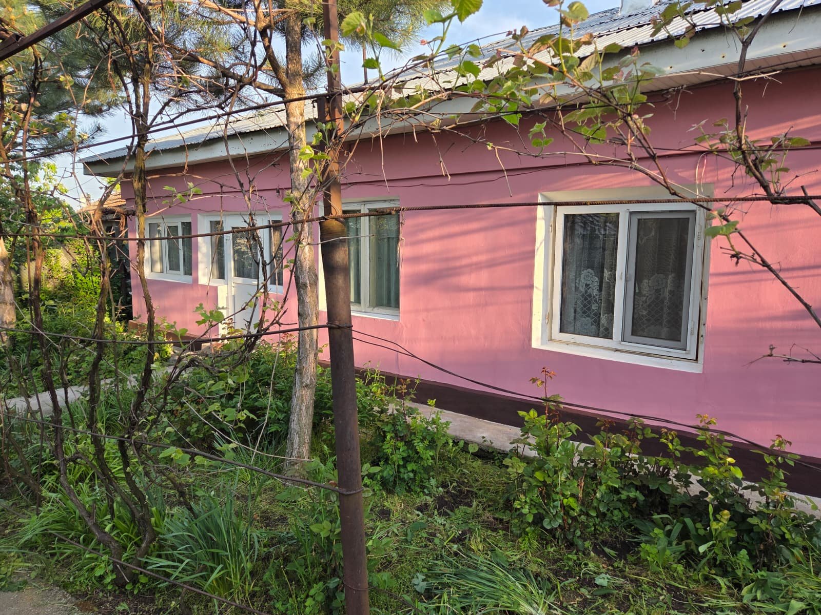 Casă cu 4 camere, mobilată, Mosteni, 35000 EUR