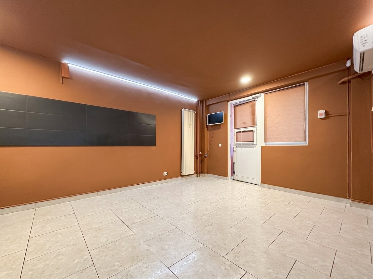 Spatiu comercial stradal, vad pietonal, parcare libera