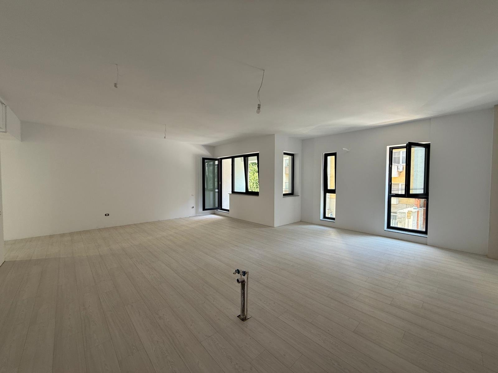 Apartament luxos cu 3 camere și 2 locuri de parcare