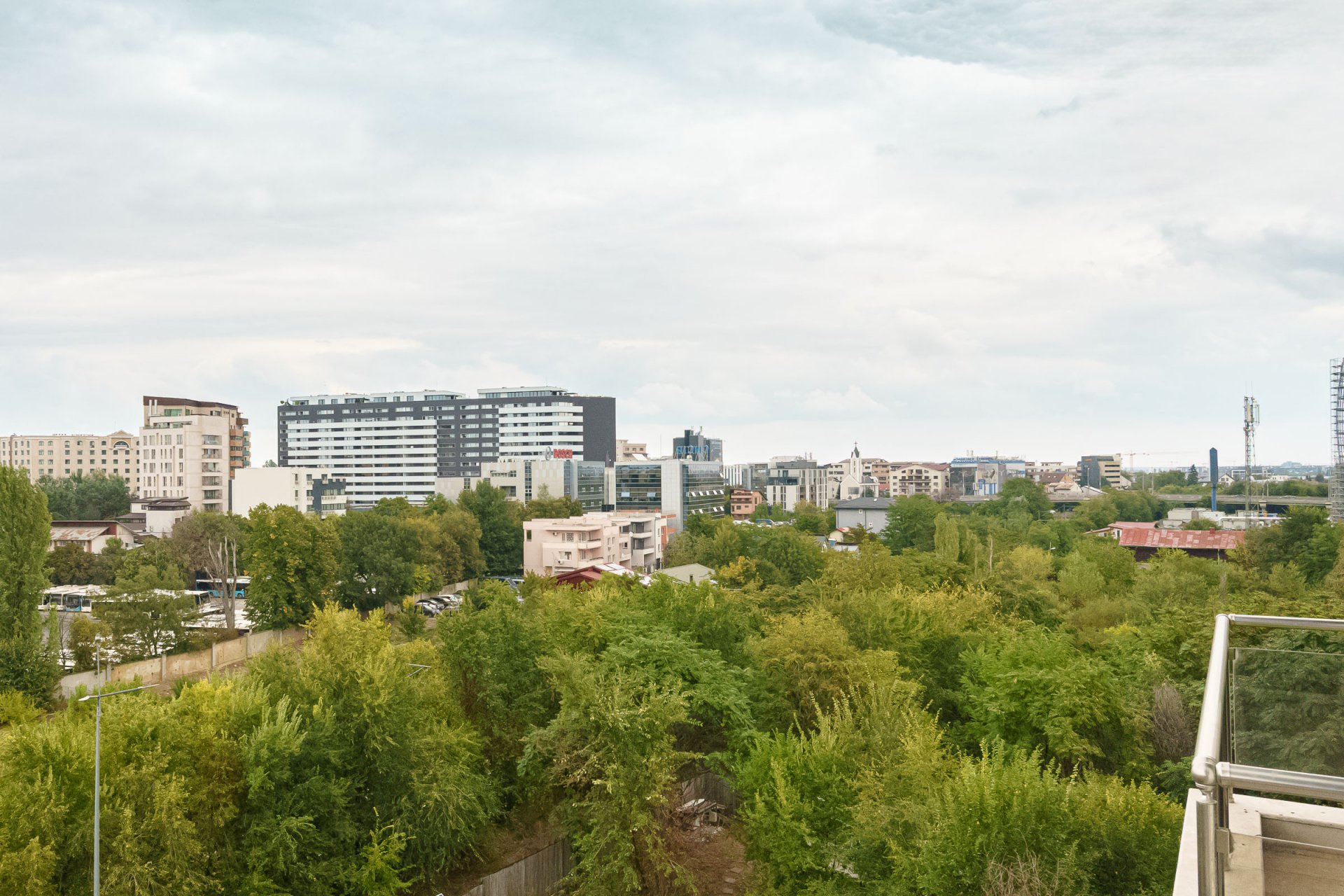  Șoseaua Nordului:  Herastrau  apartament 3600 euro + tva cu parcare subterană 