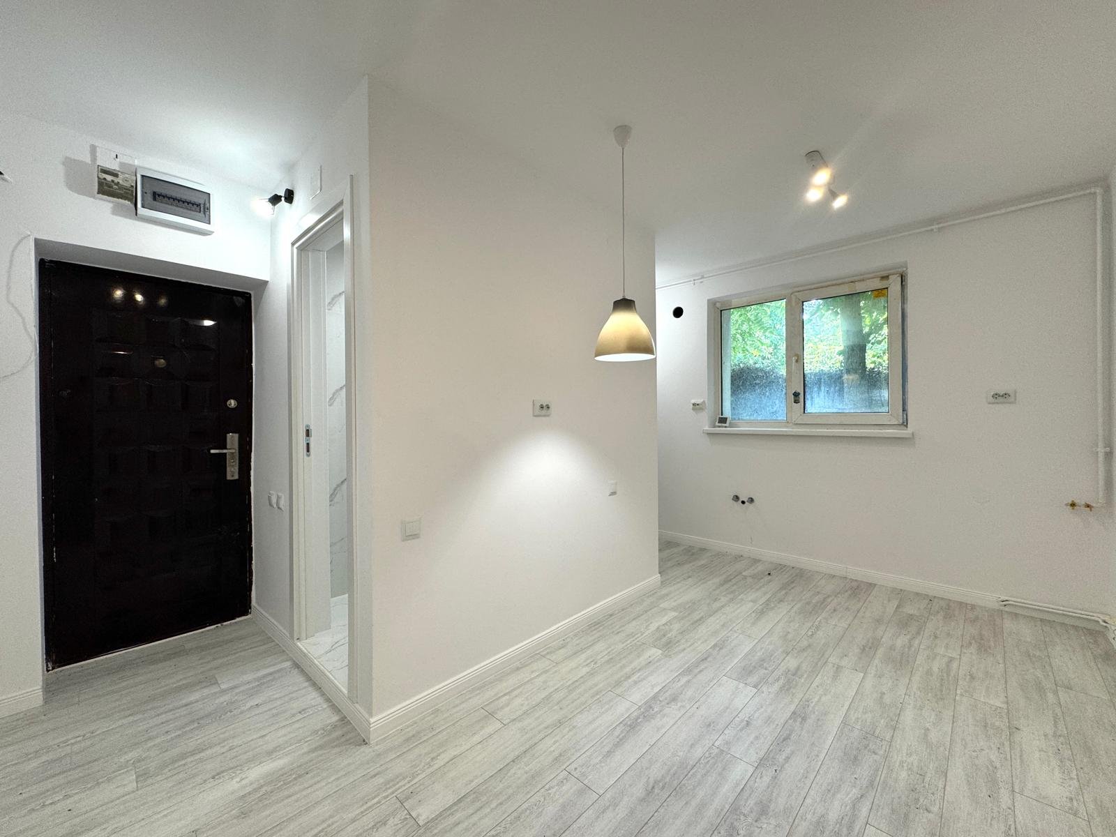 Apartament renovat, parter, lângă Mall Vitan, centrala proprie